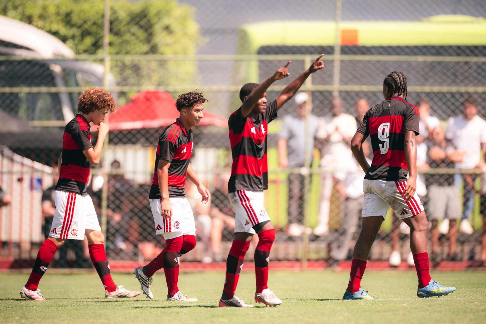 Garotos da base do Flamengo comemoram gol