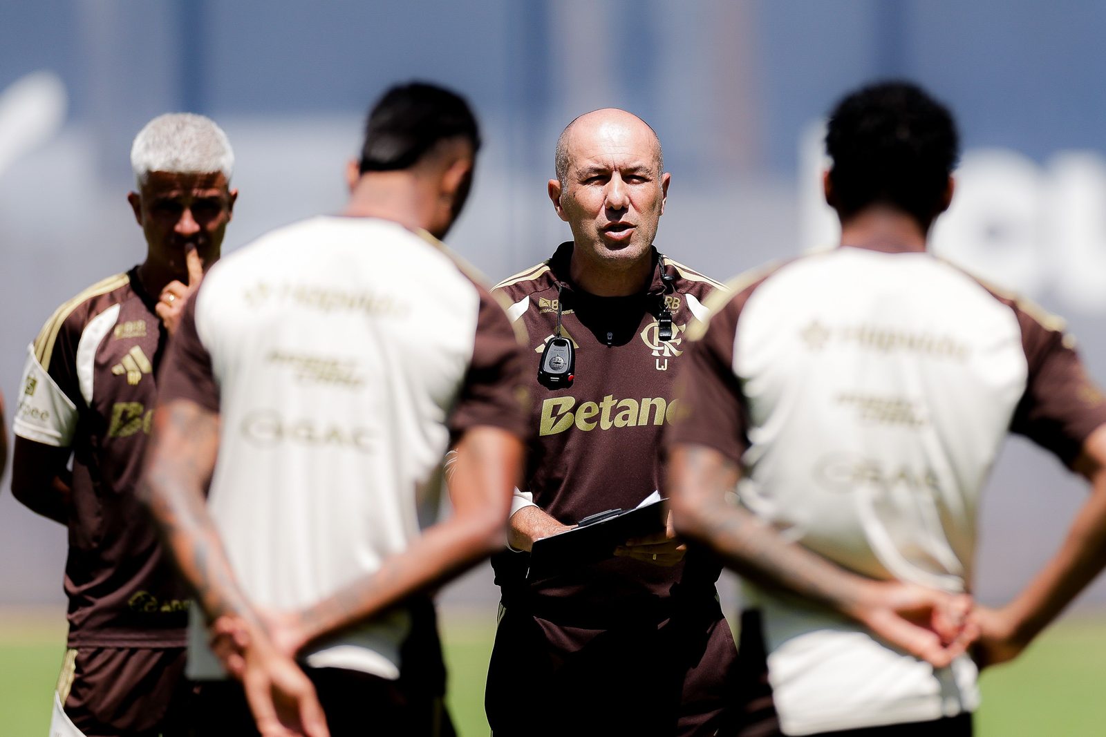 Leonardo Jardim comanda a atividade do Flamengo em Quito, no centro de treinamento da LDU