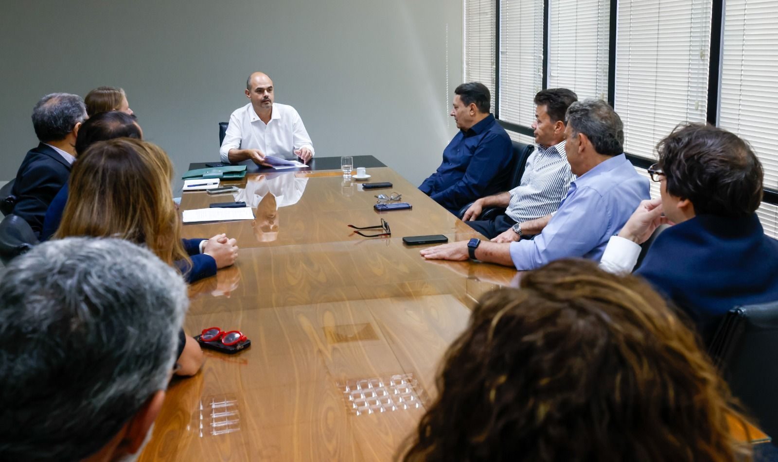 Governador Mateus Simões reunido com representantes de Atlético, Cruzeiro e América na terça-feira (29)
