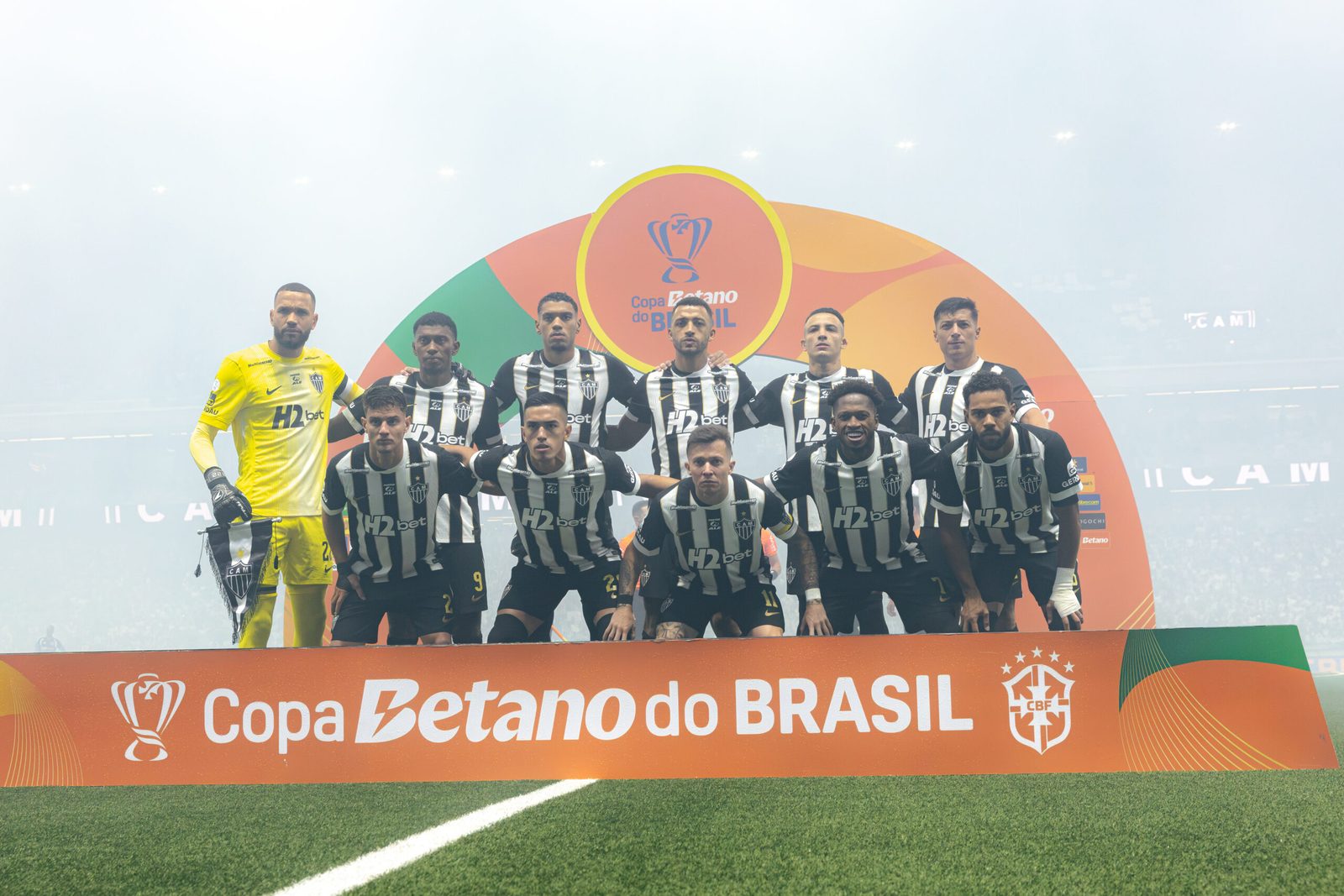 Time do Atlético perfilado antes do jogo que garantiu a vaga na semifinal da Copa do Brasil, na Arena MRV
