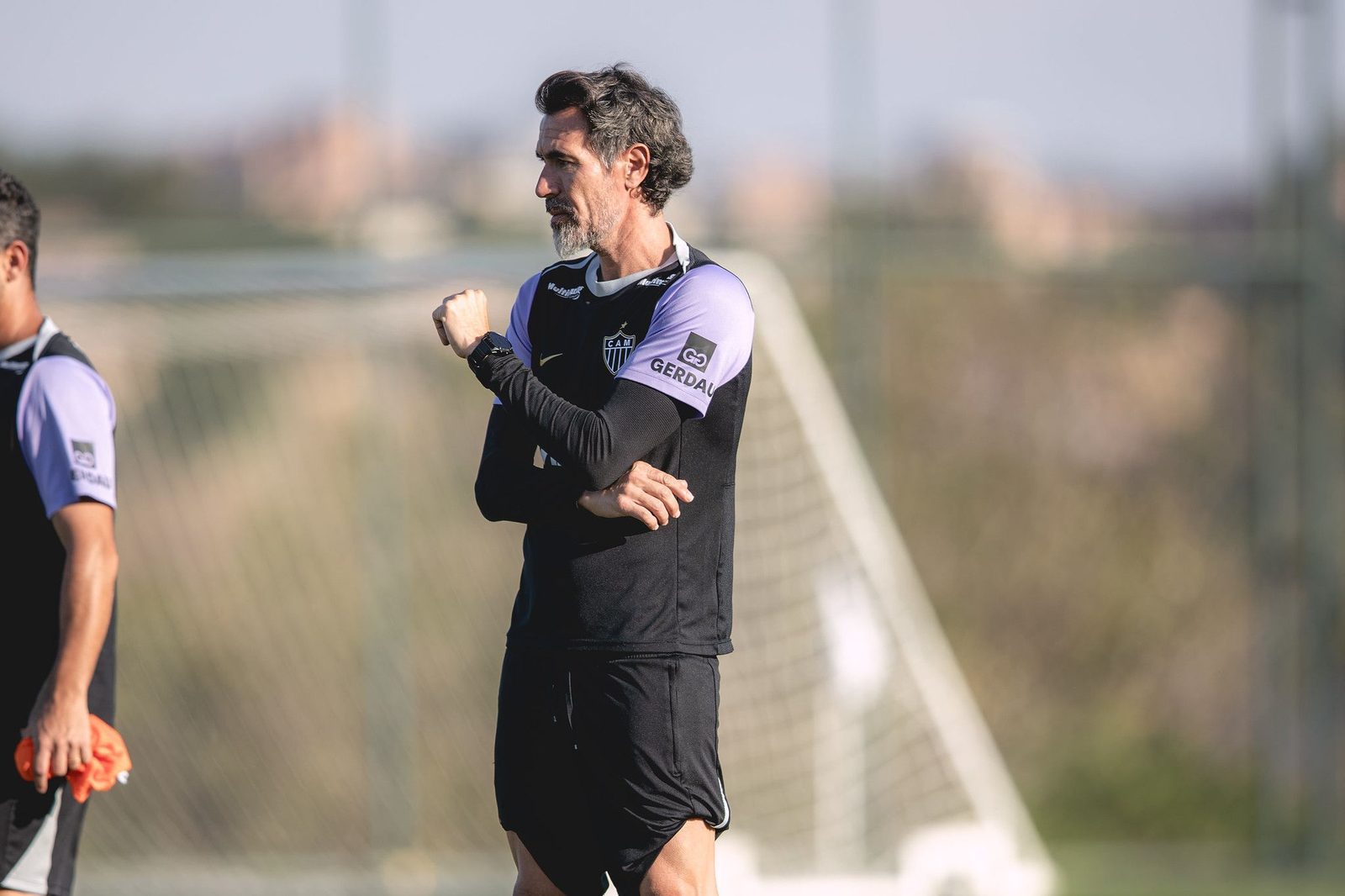 O técnico Eduardo Domínguez no comando do treino do Atlético na Cidade do Galo