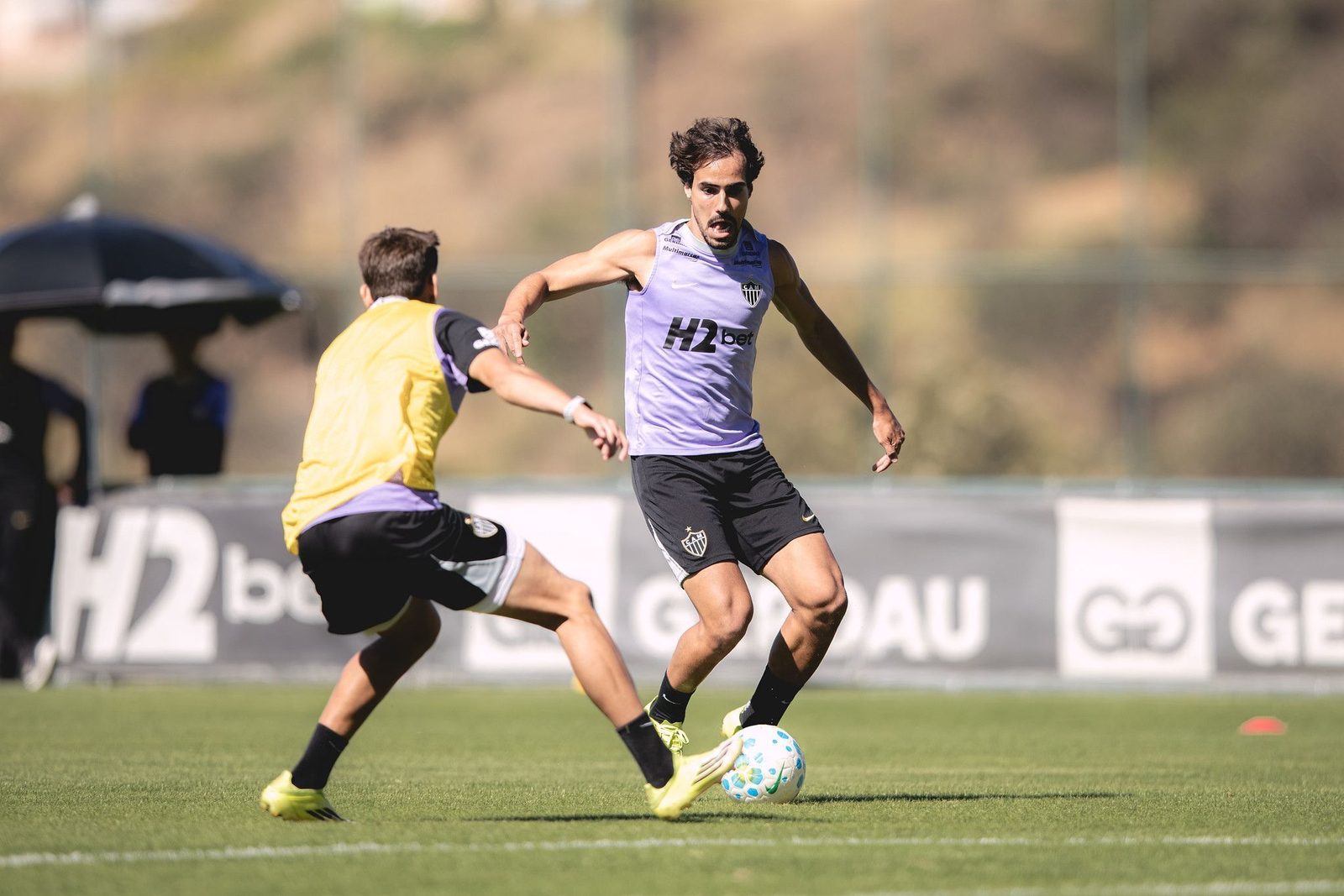 Igor Gomes, meia do Atletico, deixou o campo com dores no pe