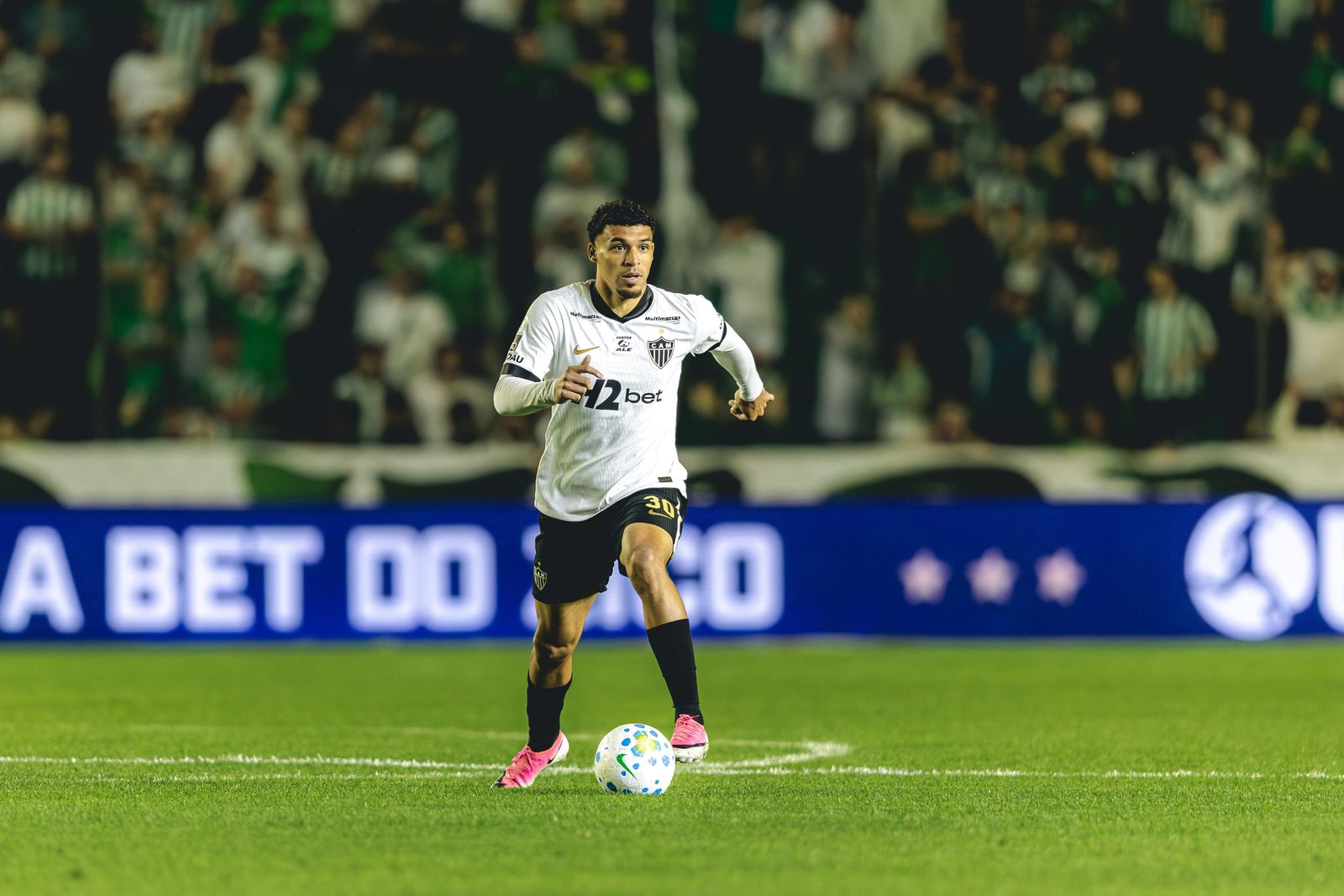 Victor Hugo cabeceou para o gol depois de cobranca de Igor Gomes