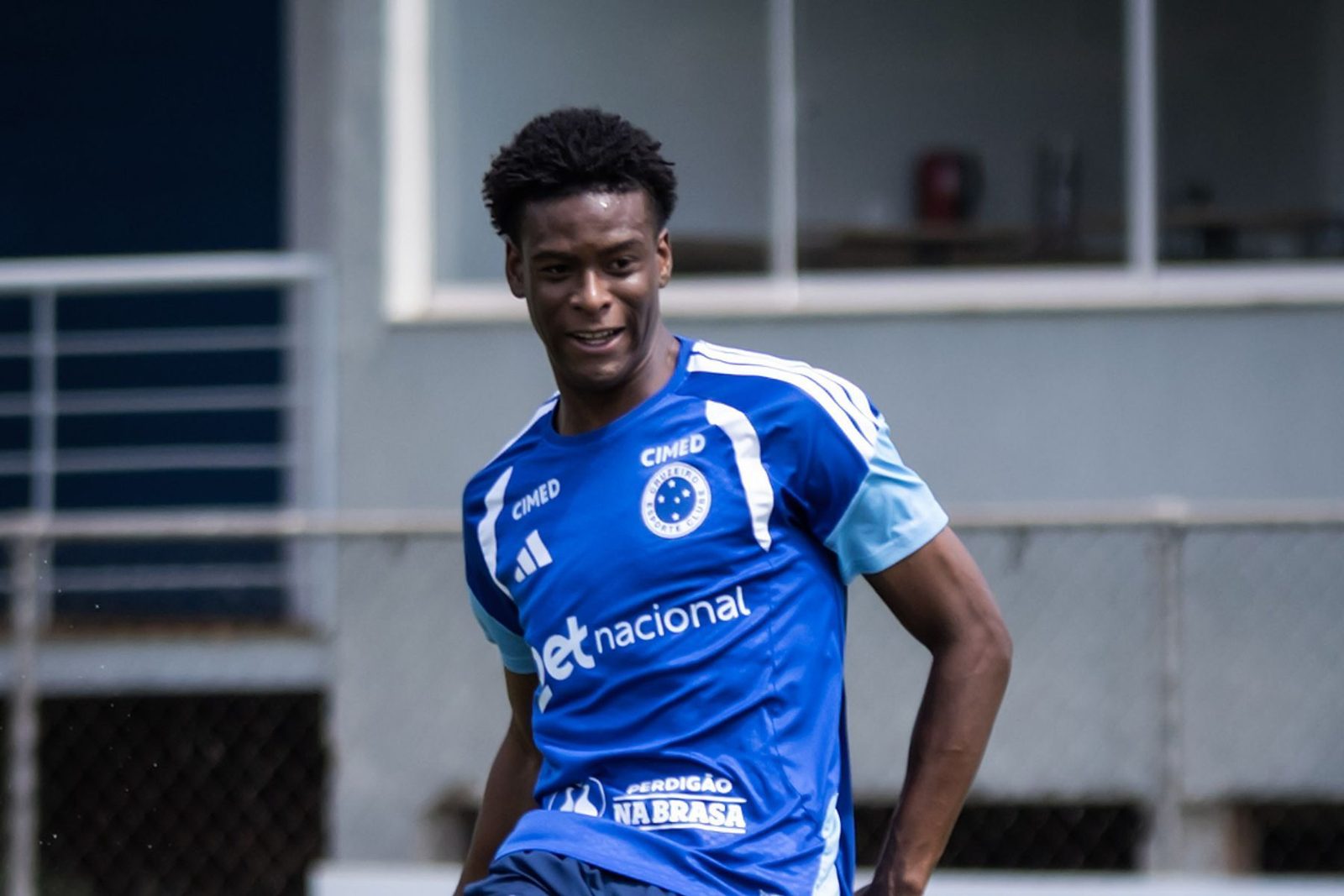 Jonathan Jesus em treino do Cruzeiro antes da viagem para o Rio