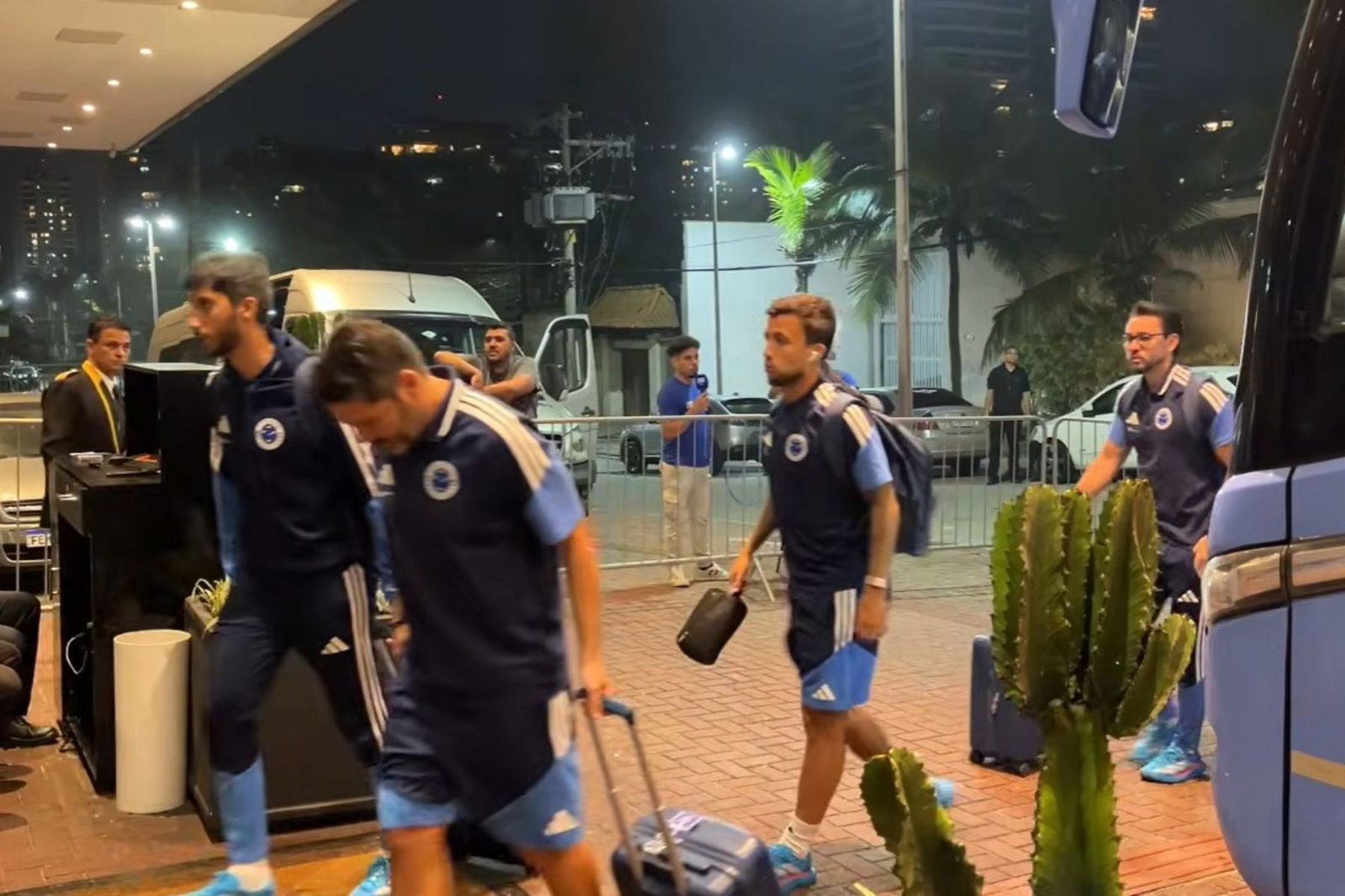 Delegação do Cruzeiro desembarca no Rio de Janeiro para o duelo com o Vasco