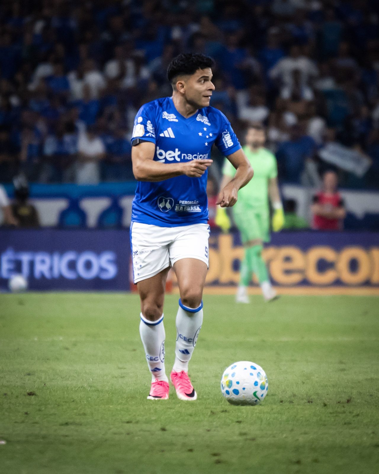 Bruno Rodrigues em ação pelo Cruzeiro no clássico do Mineirão; atacante está fora com fraturas no rosto e na costela