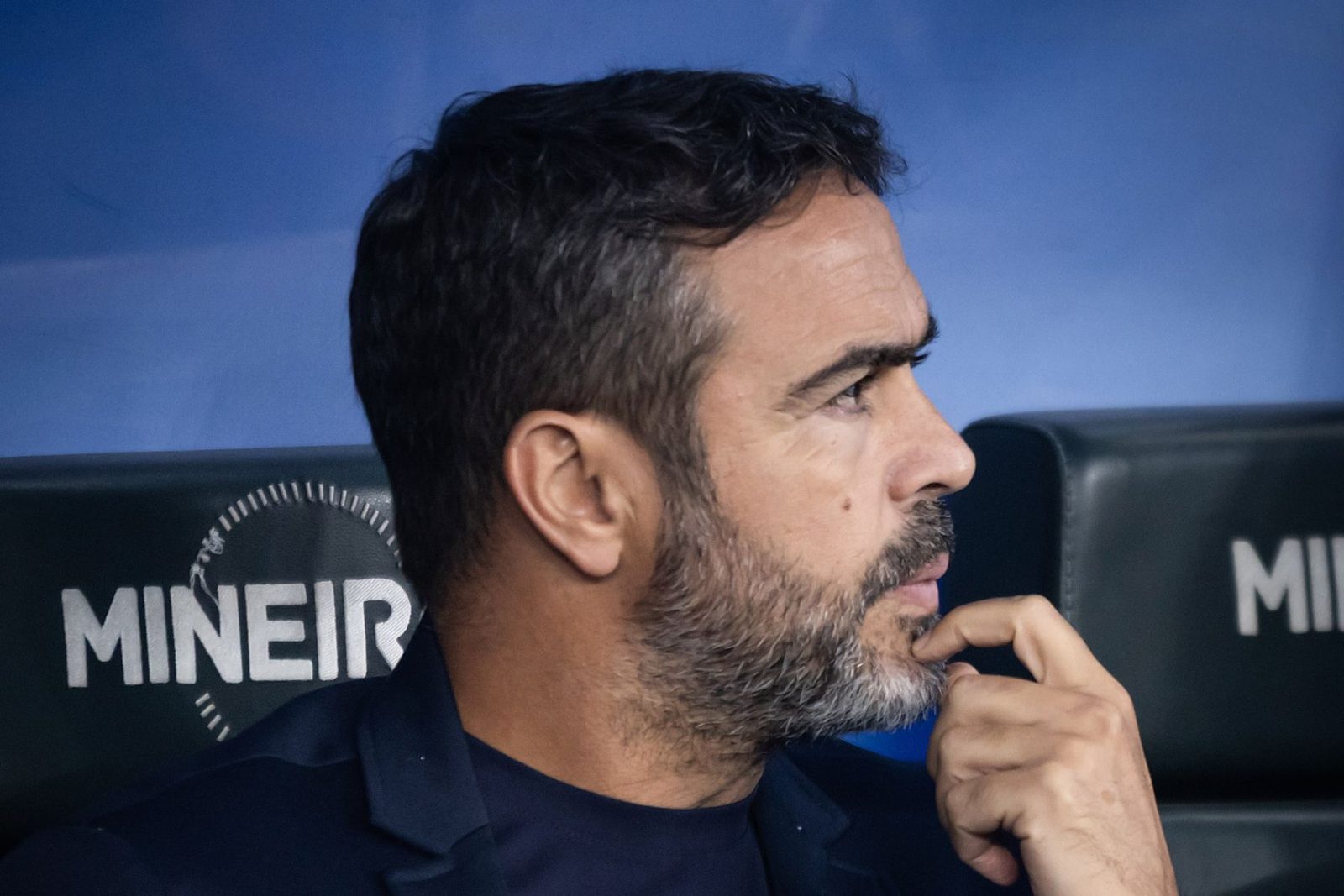 O técnico Artur Jorge terá de remontar a defesa do Cruzeiro para o jogo de domingo