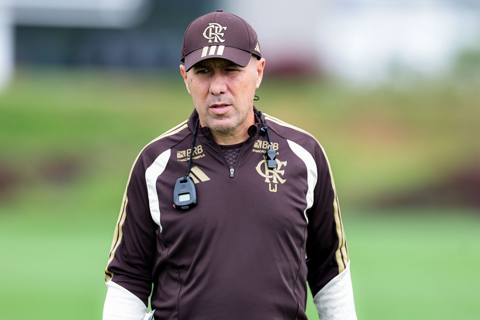 Leonardo Jardim comanda treino no Ninho do Urubu antes da viagem para Santos