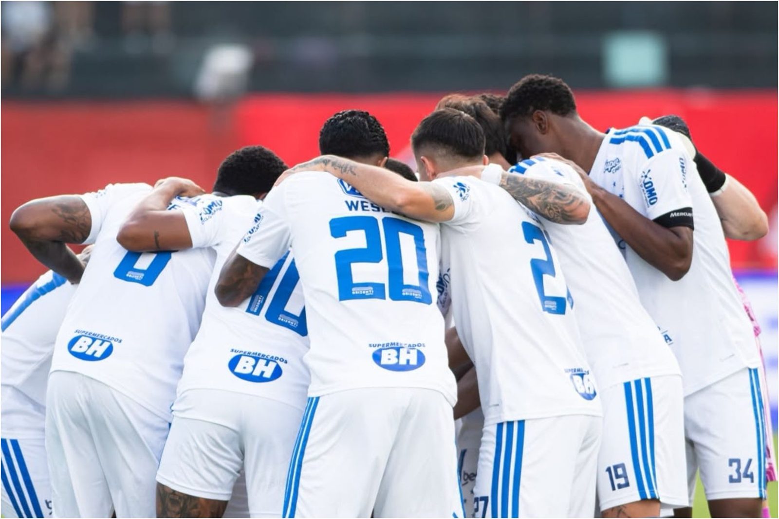 Elenco do Cruzeiro reunido antes da partida contra o Vitória