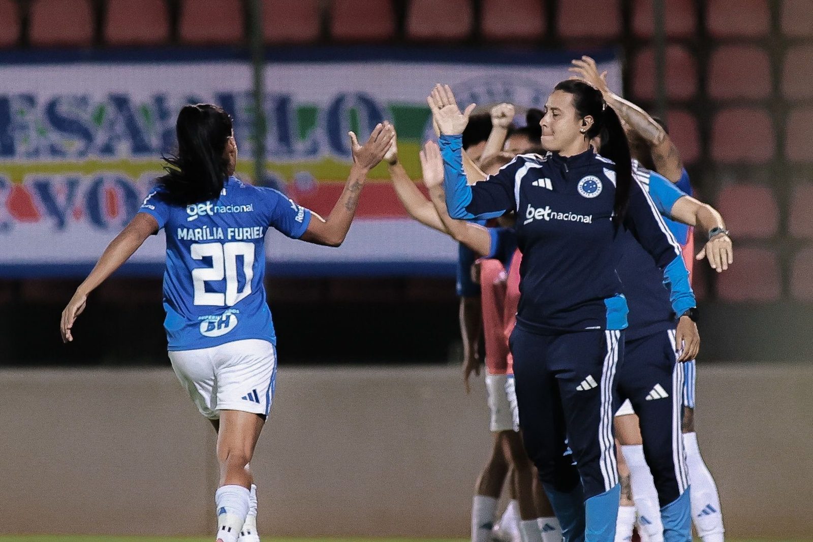 Marília comemora gol com a camisa do Cruzeiro