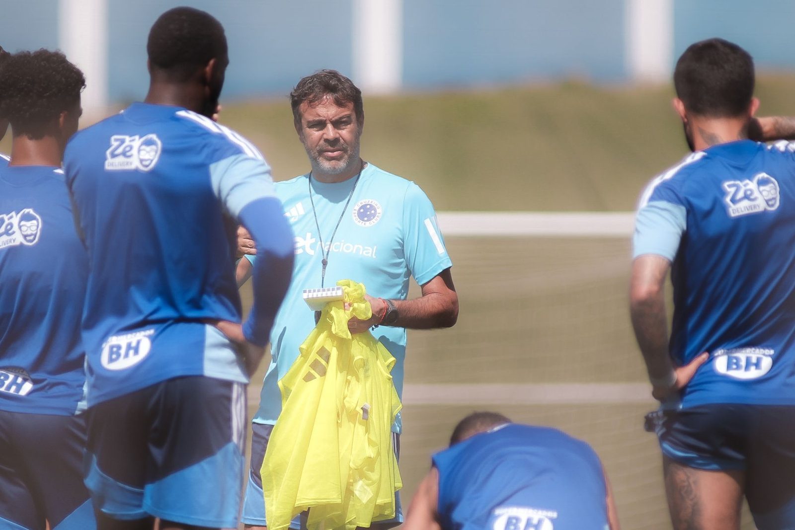 O técnico Artur Jorge durante treino do Cruzeiro na Toca da Raposa II