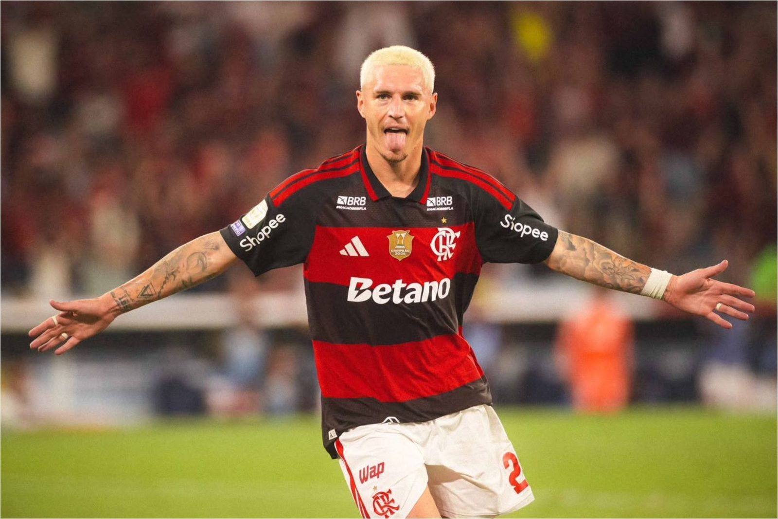 Varela comemora o gol na vitória do time principal sobre o Bragantino