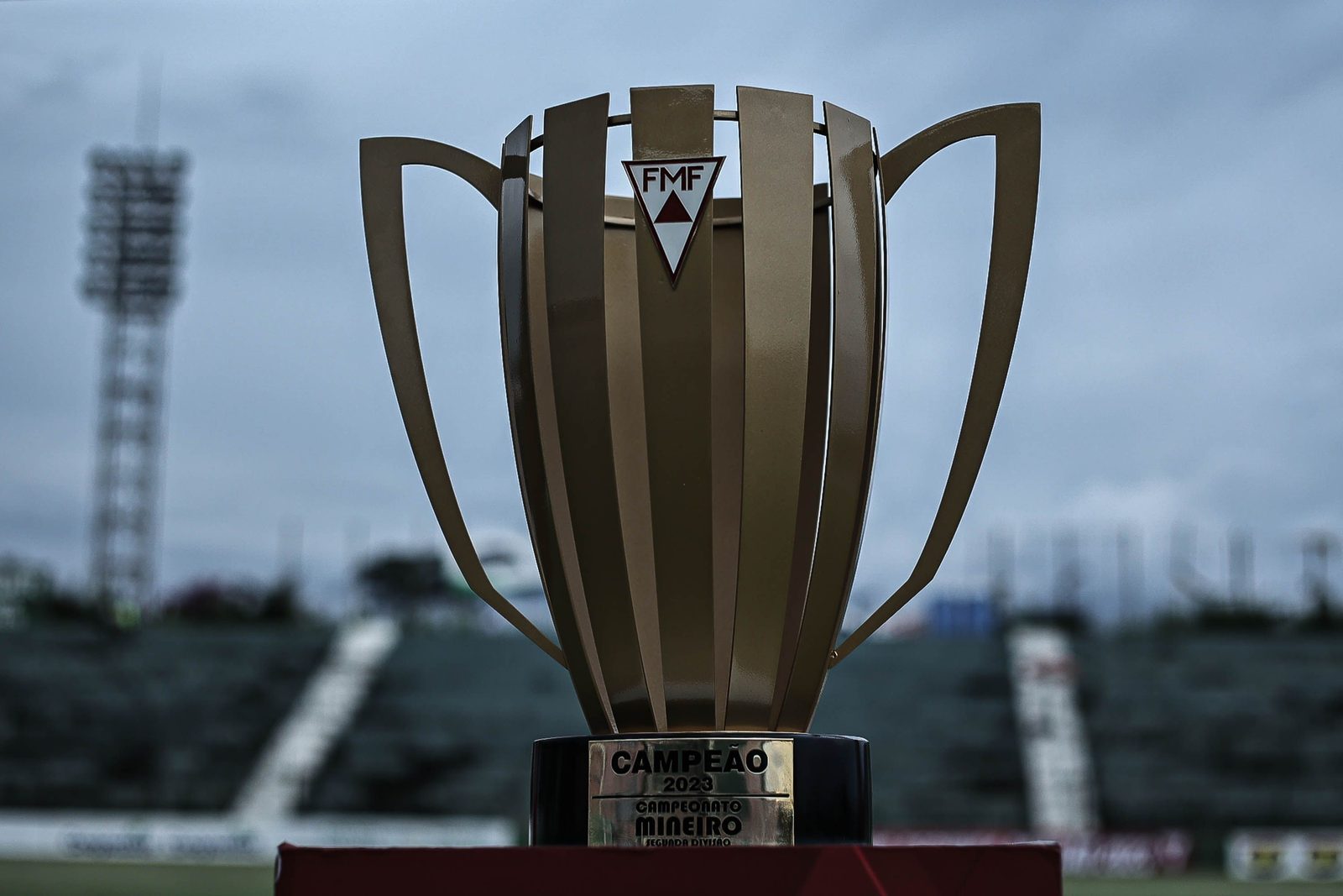 O troféu do Campeonato Mineiro da Segunda Divisão, objetivo dos 12 clubes na temporada