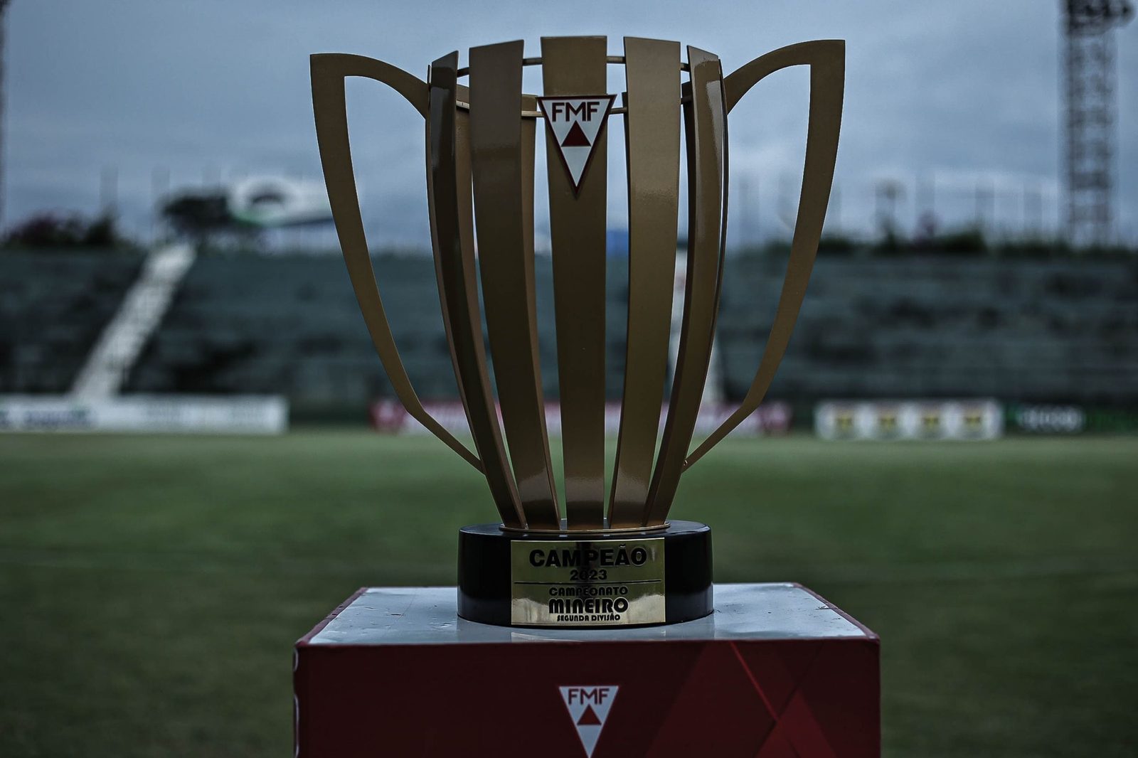 A taça da Segunda Divisão exposta em campo antes de uma decisão da competição