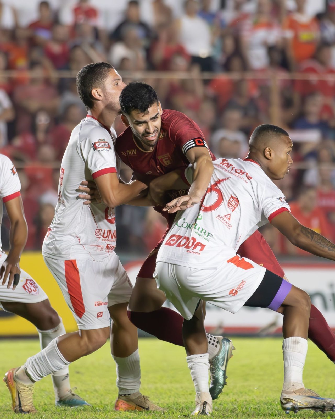 Disputa de bola na decisão da Segunda Divisão do Campeonato Mineiro, torneio que dá acesso ao Módulo II