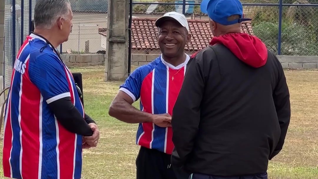 Integrantes da comissão técnica do Nova Lavras conversam à beira do campo durante a pré-temporada