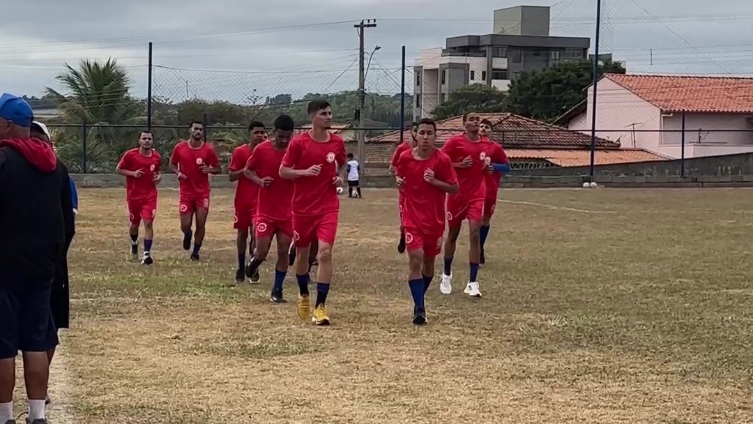 Elenco do Nova Lavras em trabalho físico da pré-temporada, no campo do clube