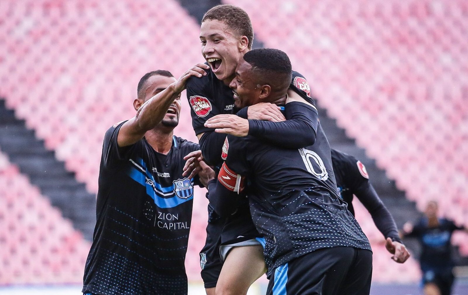 Comemoração de gol em rodada da Segunda Divisão do Mineiro, torneio de acesso ao Módulo II (na imagem, jogadores do Essube)