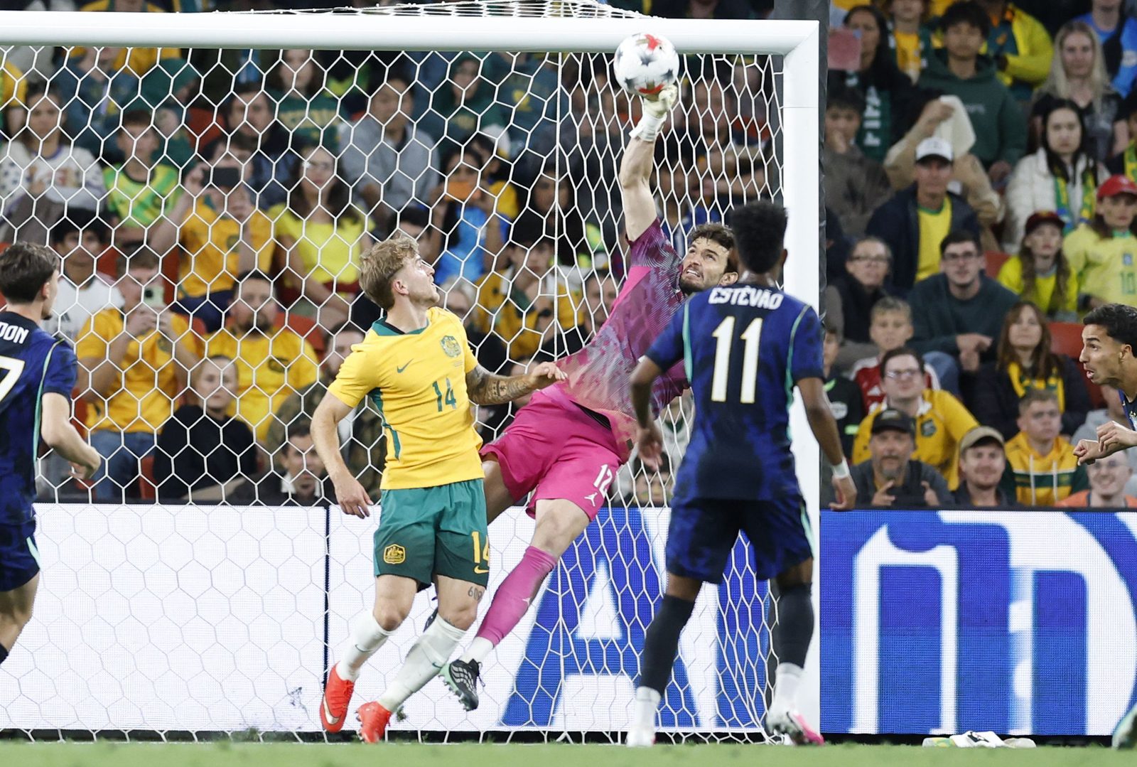 Otávio sobe para afastar a bola na estreia pela Seleção, contra a Austrália