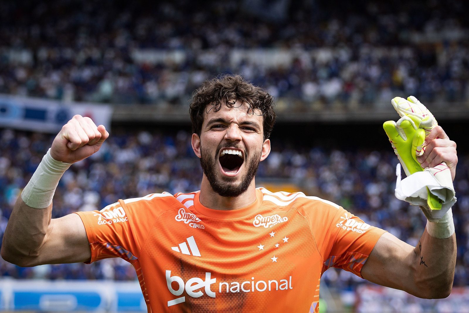 Otávio comemora a vitória sobre o Mirassol, um dos jogos de agosto que valeram o prêmio
