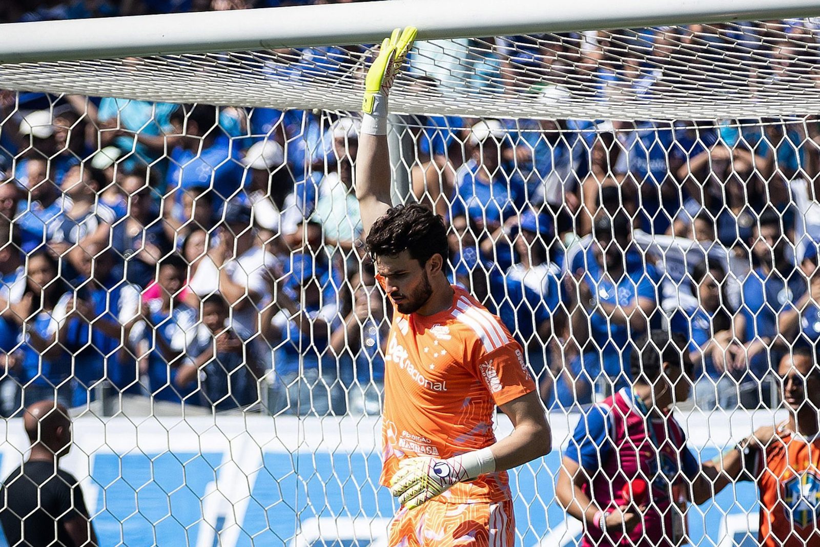 Otávio em ação pelo Cruzeiro no Brasileirão