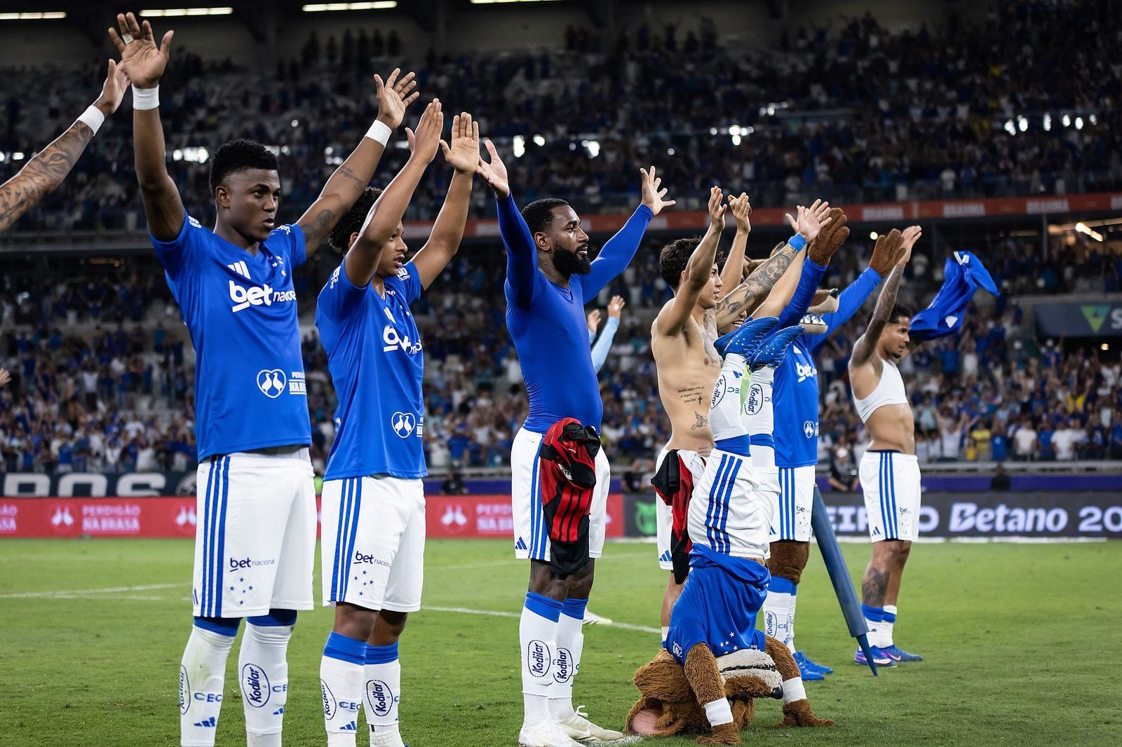 Jogadores do Cruzeiro comemoram a vitória sobre o Flamengo no Mineirão, em agosto