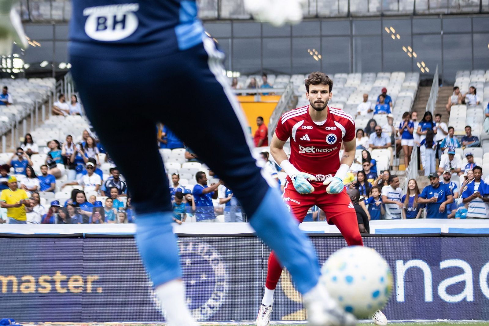Otávio no aquecimento antes de um jogo do Cruzeiro no Mineirão