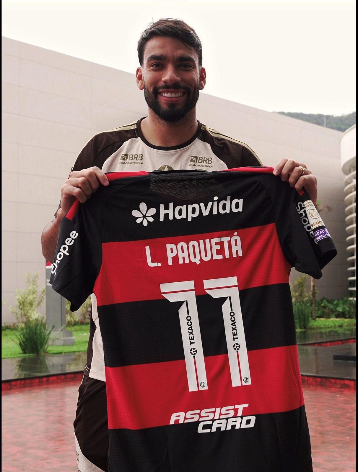 Lucas Paquetá mostra a nova camisa 11 do Flamengo