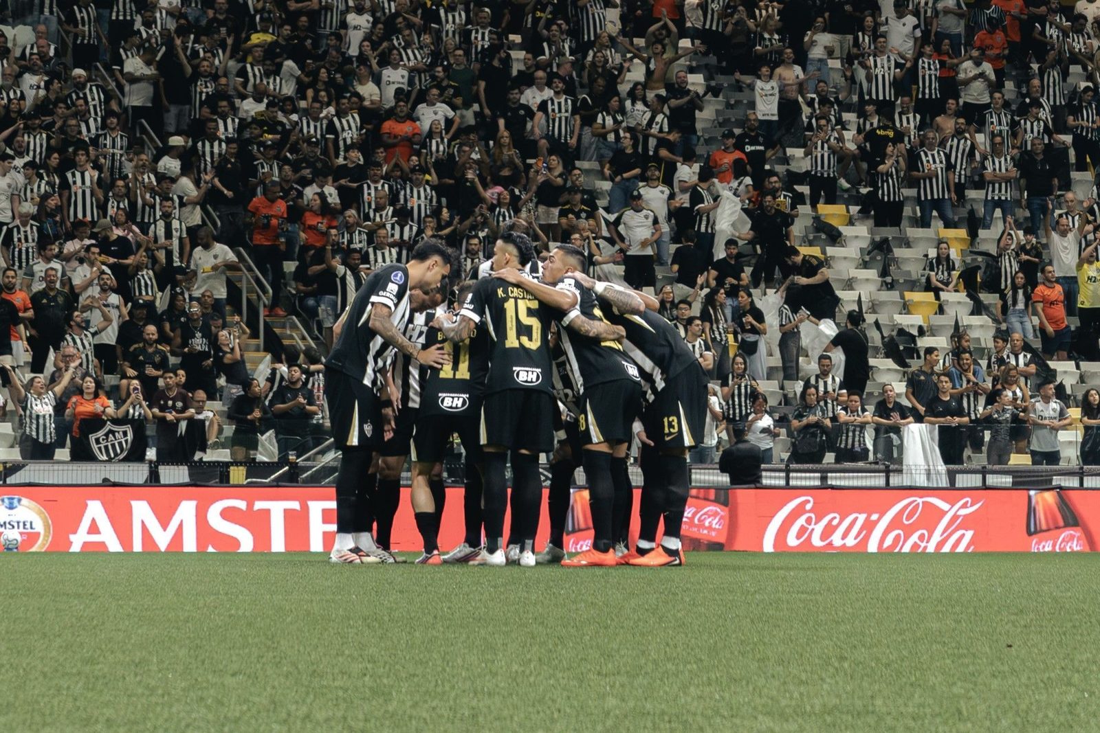 Time do Atlético em campo antes de mais um compromisso na temporada