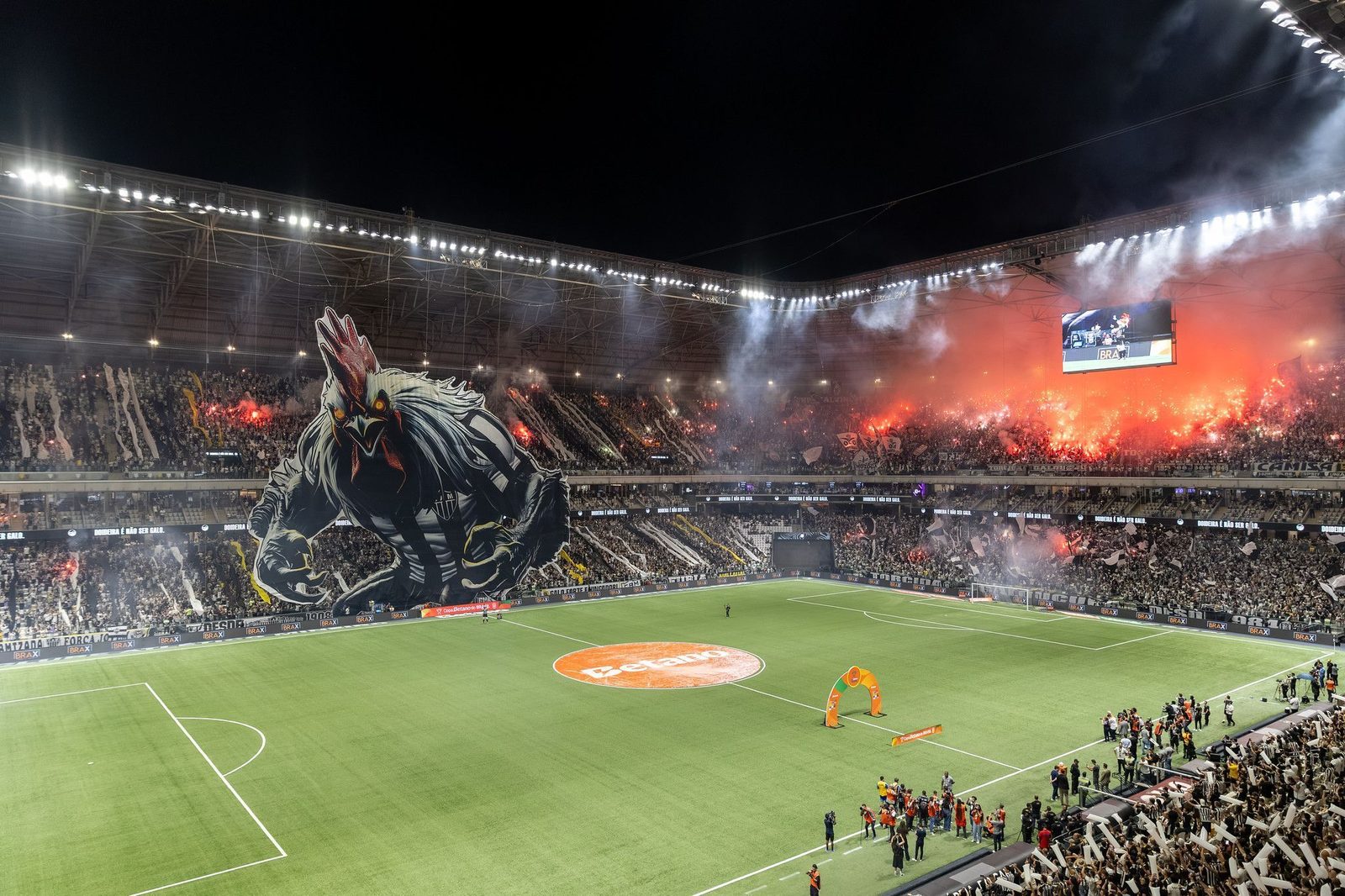 Festa da torcida na Arena MRV, palco do jogo atrasado contra o Bragantino
