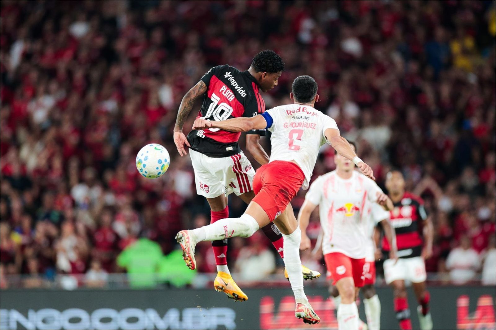 Gonzalo Plata em ação pelo Flamengo contra o Bragantino, no Maracanã, no jogo em que sentiu a coxa