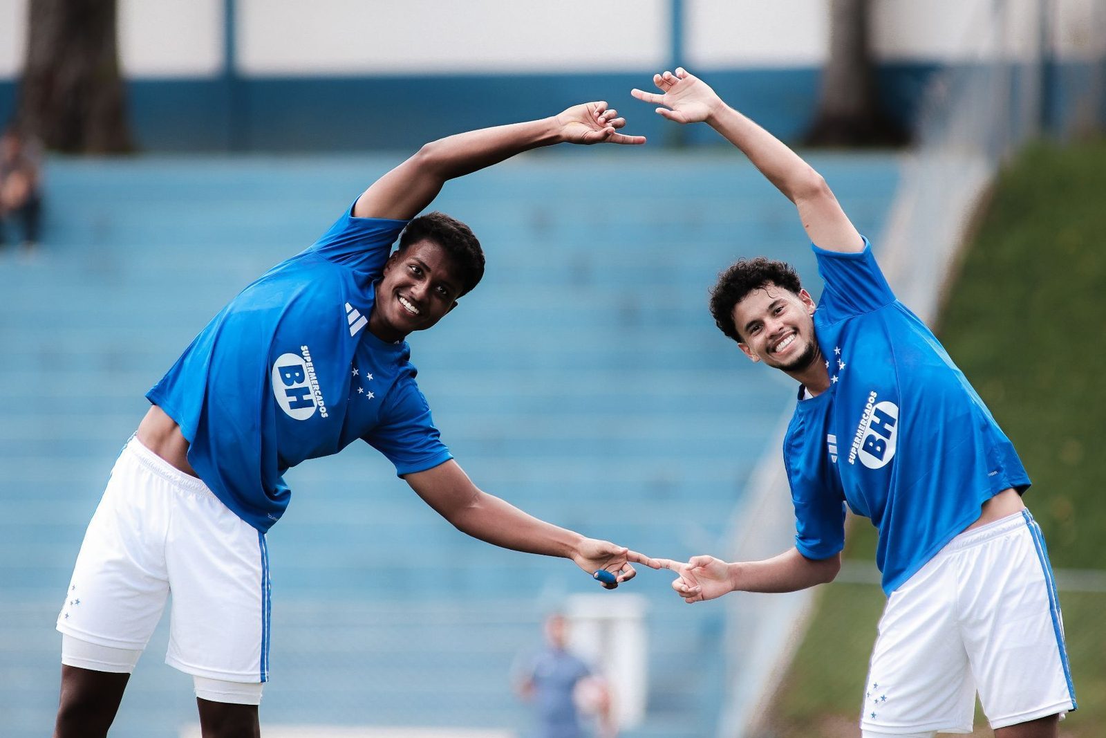 Ruan Índio (à esquerda) comemora gol com a camisa do Cruzeiro Sub-20