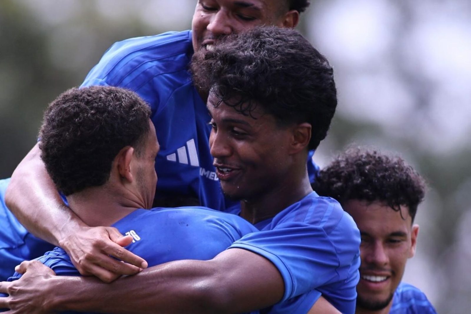 Jogadores do Cruzeiro Sub-20 comemoram vitória pelo Campeonato Mineiro da categoria