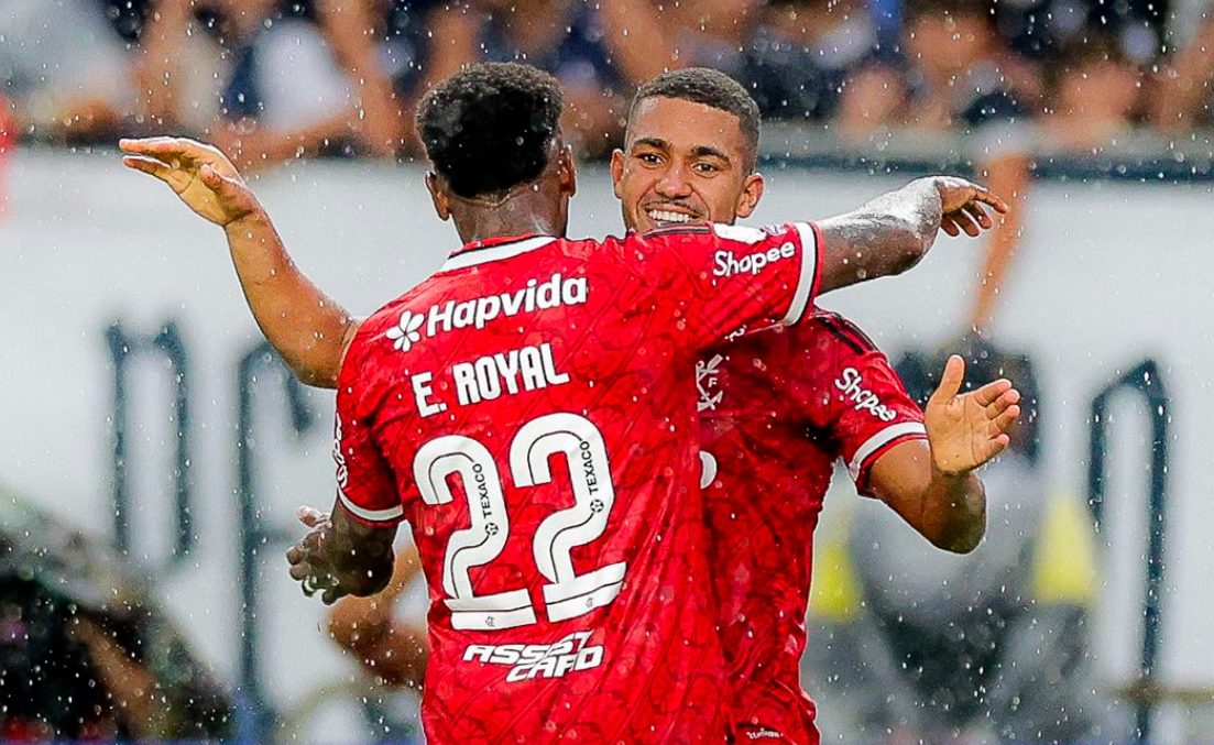 Emerson Royal e Samuel Lino comemoram o gol do Flamengo sobre o Remo