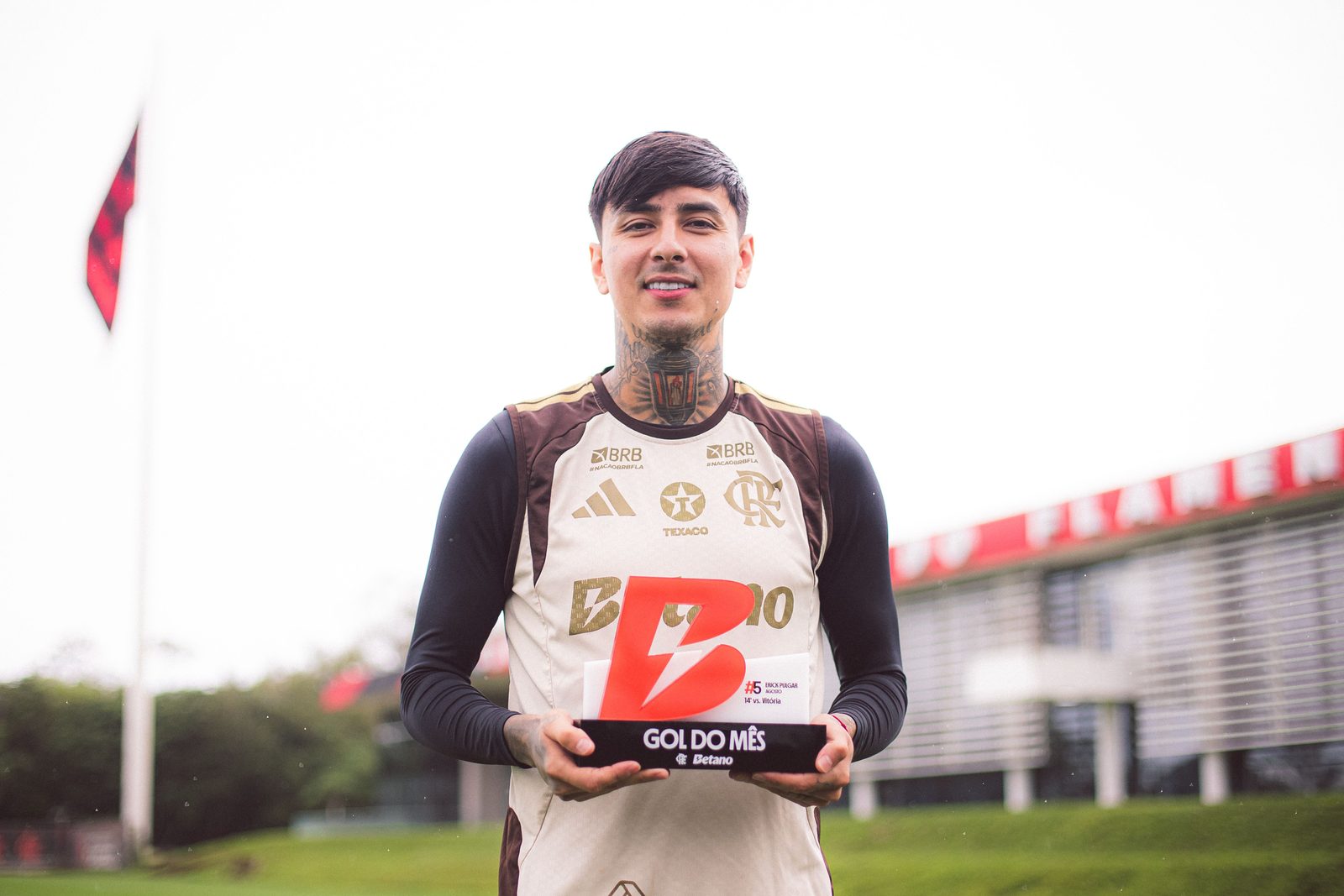Erick Pulgar com o troféu de gol do mês, pelo gol contra o Vitória