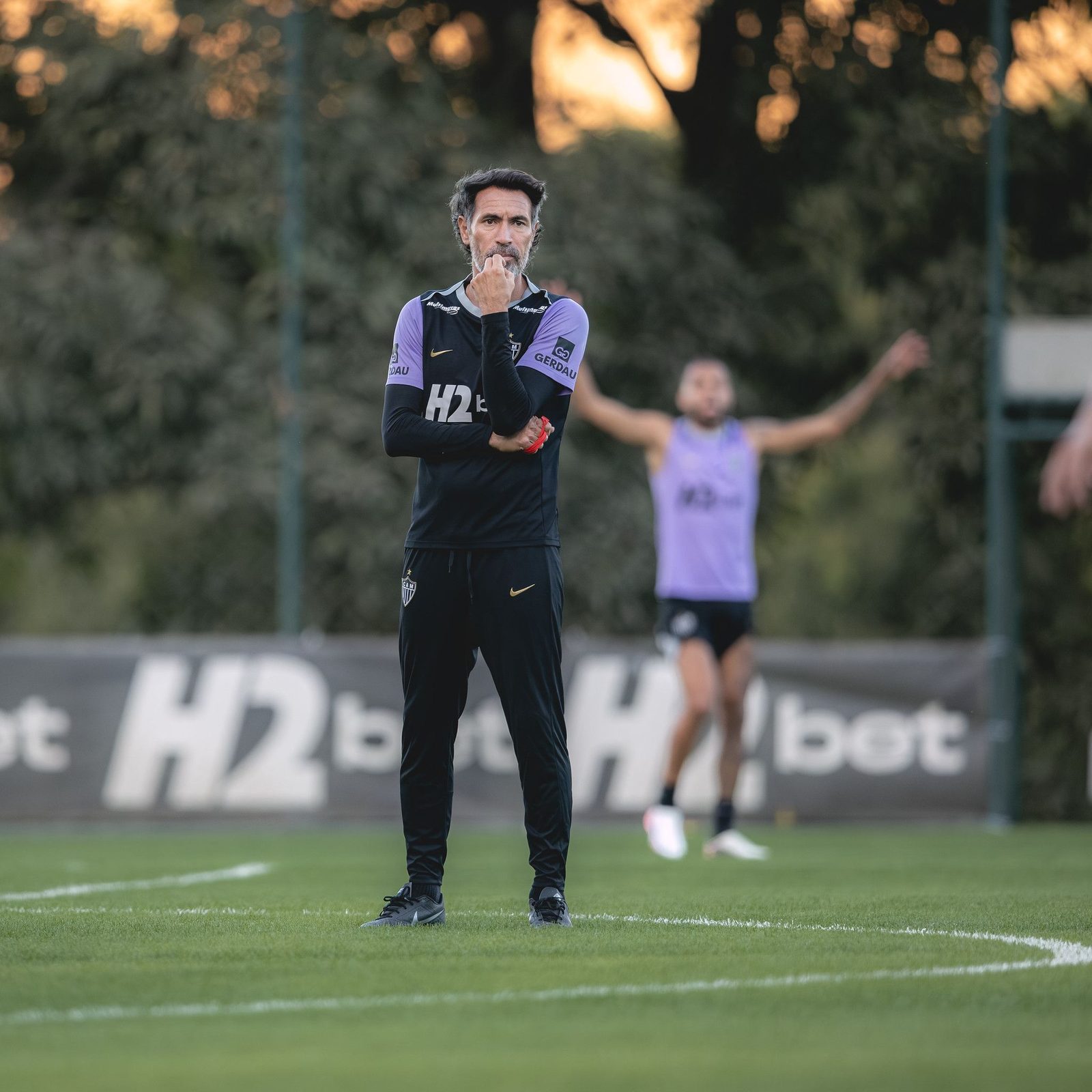 Eduardo Dominguez comanda treino na Cidade do Galo e relacionou 23 jogadores para o jogo em Belém