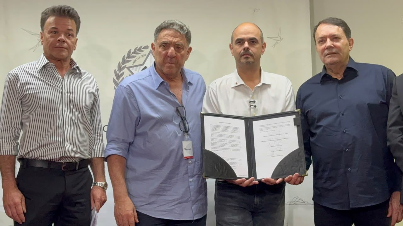Renato Salvador (Atlético), Marcus Salum (América), o governador Mateus Simões e Pedro Lourenço (Cruzeiro) no anúncio do patrocínio