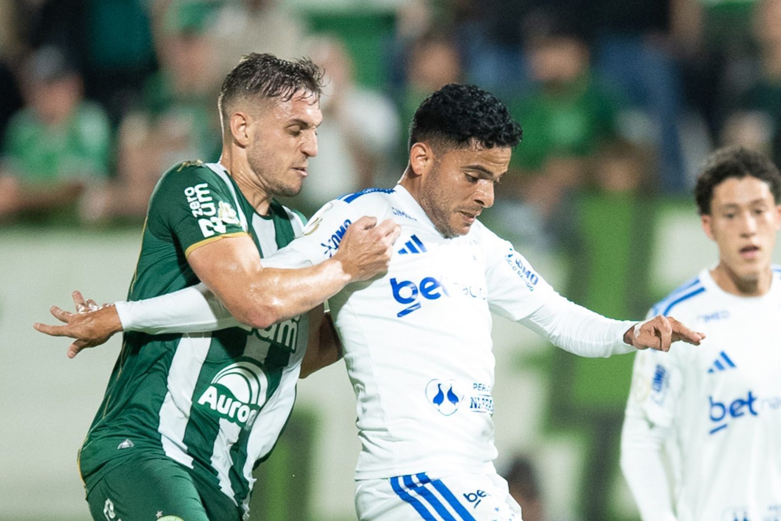 Bruno Rodrigues em ação pelo Cruzeiro no empate com a Chapecoense, em Chapecó