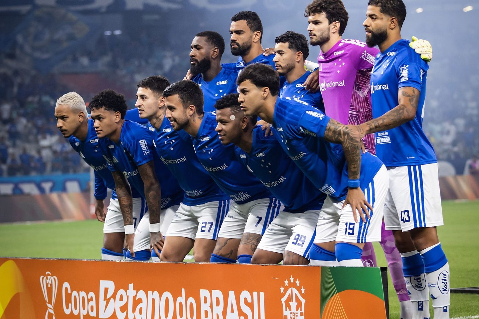 Time do Cruzeiro perfilado antes de jogo pela Copa do Brasil