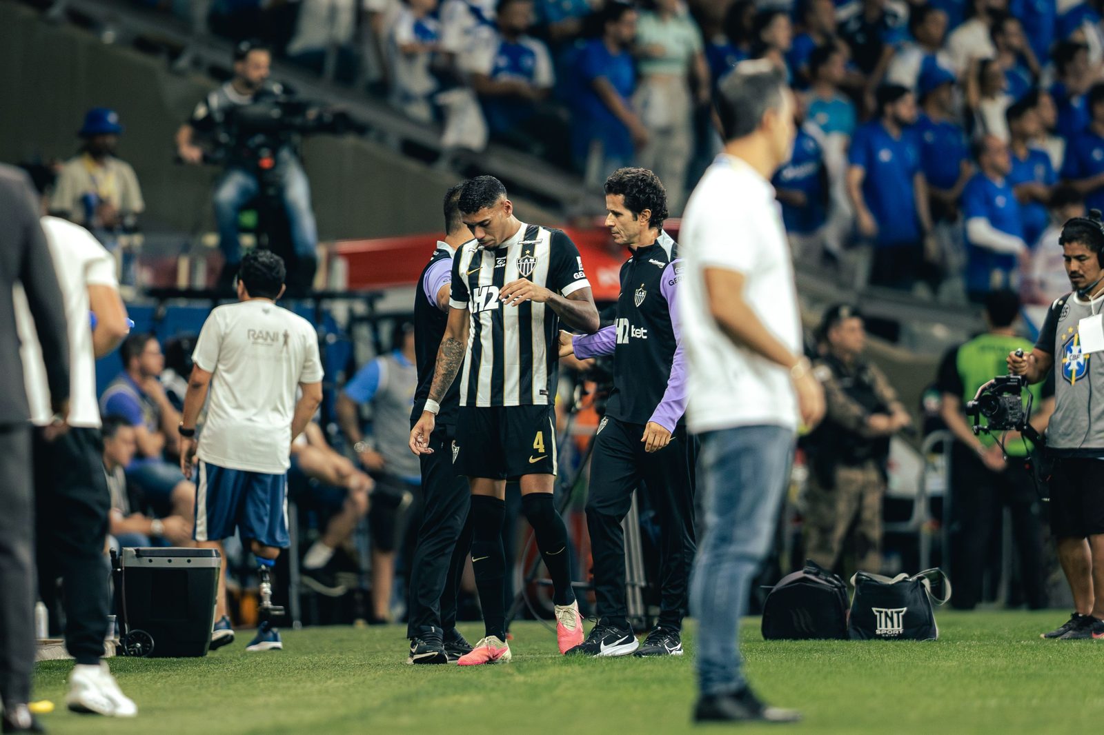 Ruan Tressoldi recebe atendimento médico no gramado do Mineirão após o lance