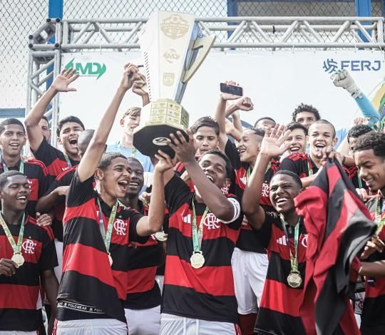 A mesma geracao do sub-16 comemorou o titulo da Brasil Soccer Cup, em Macae