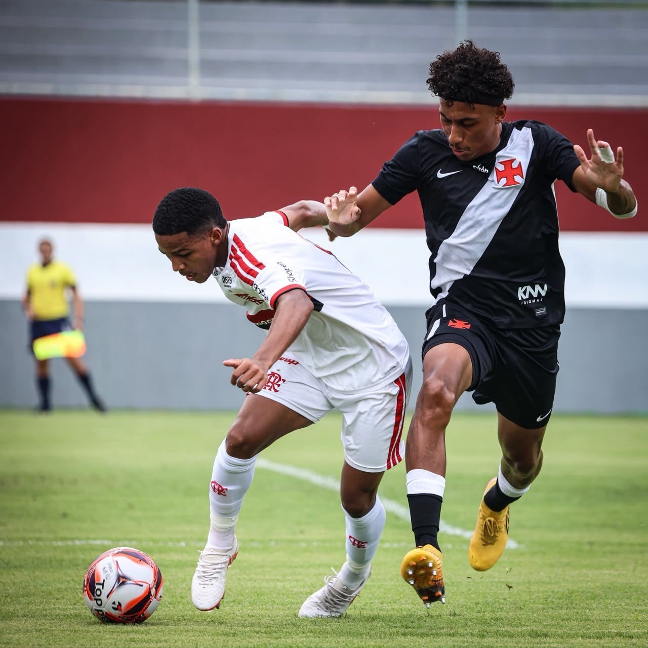 Disputa de bola entre Flamengo e Vasco, neste domingo, em Nova Iguaçu