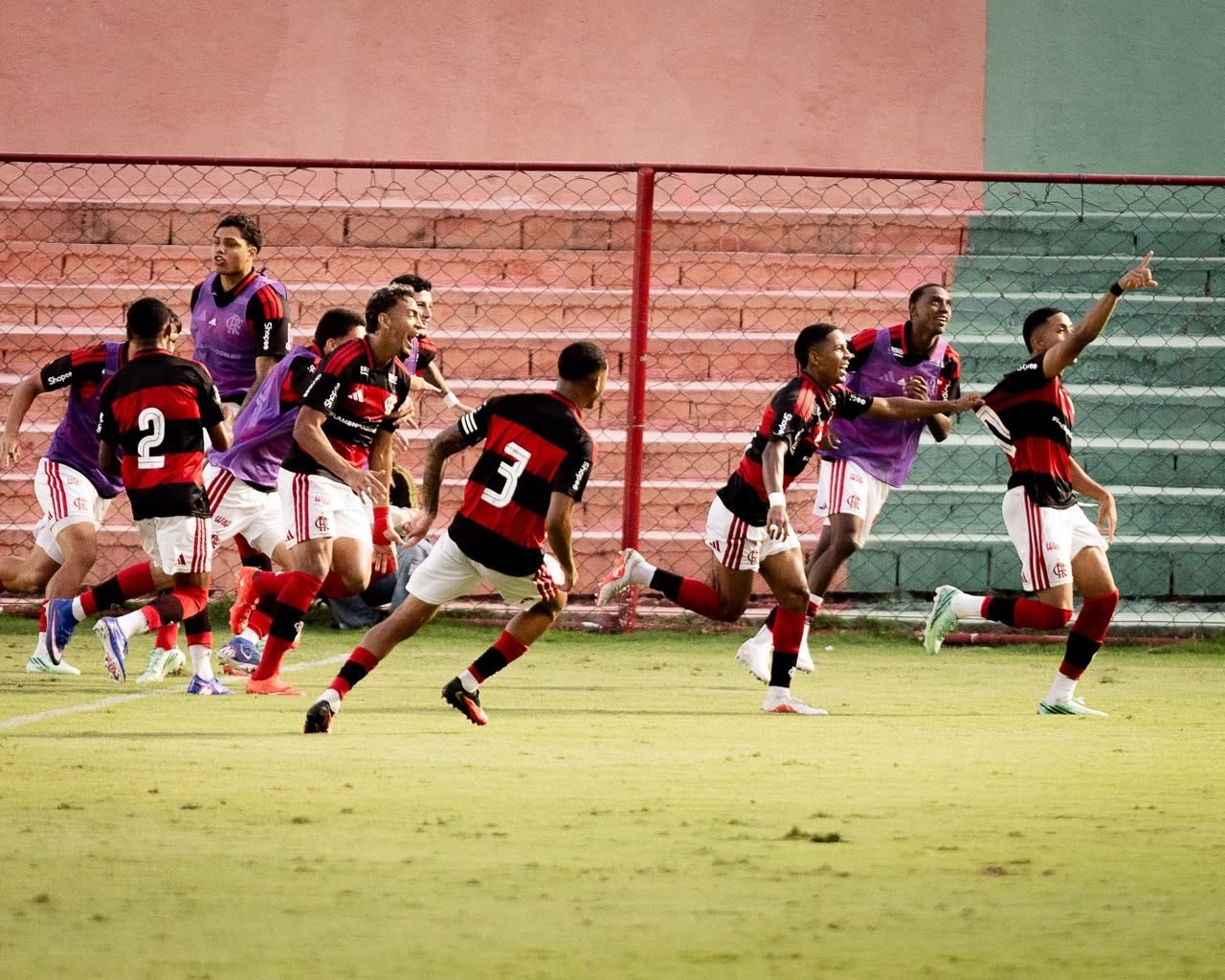 Sub-20 comemora a classificação sobre o Vasco na Copa do Brasil, na quinta-feira (8)