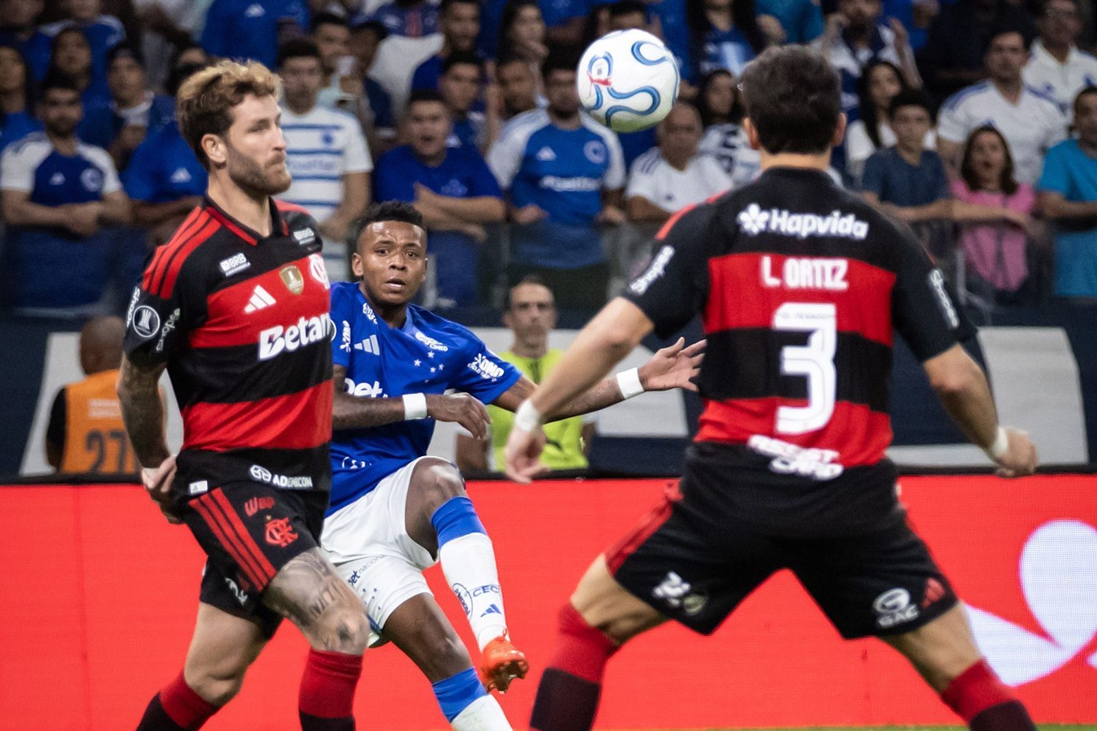 Keny Arroyo marcou o golaço do Cruzeiro no empate em 1 a 1 com o Flamengo