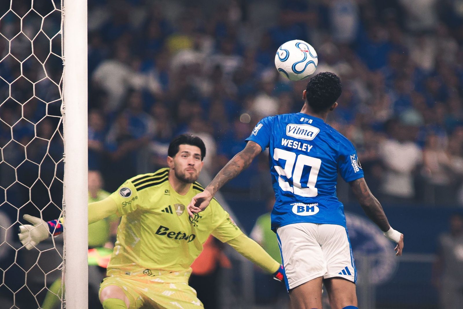 Wesley, que volta à relação celeste para o duelo no Maracanã