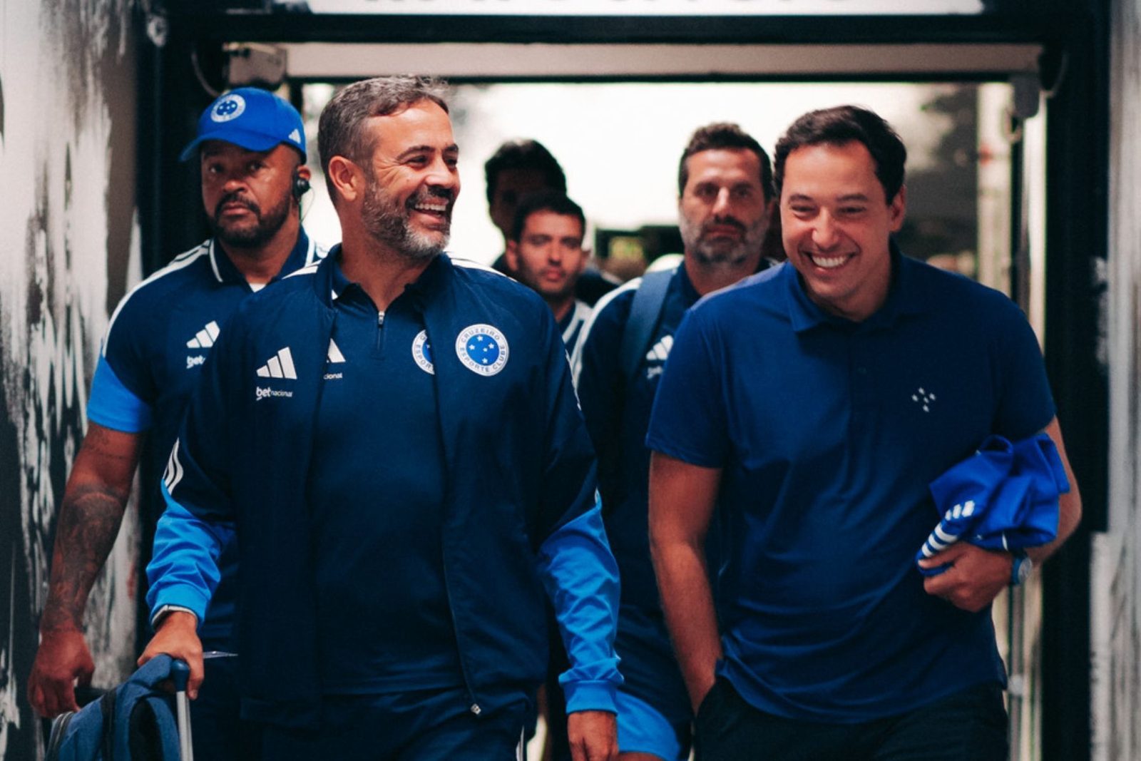 O técnico Artur Jorge ao lado de Pedro Junio, vice-presidente do Cruzeiro