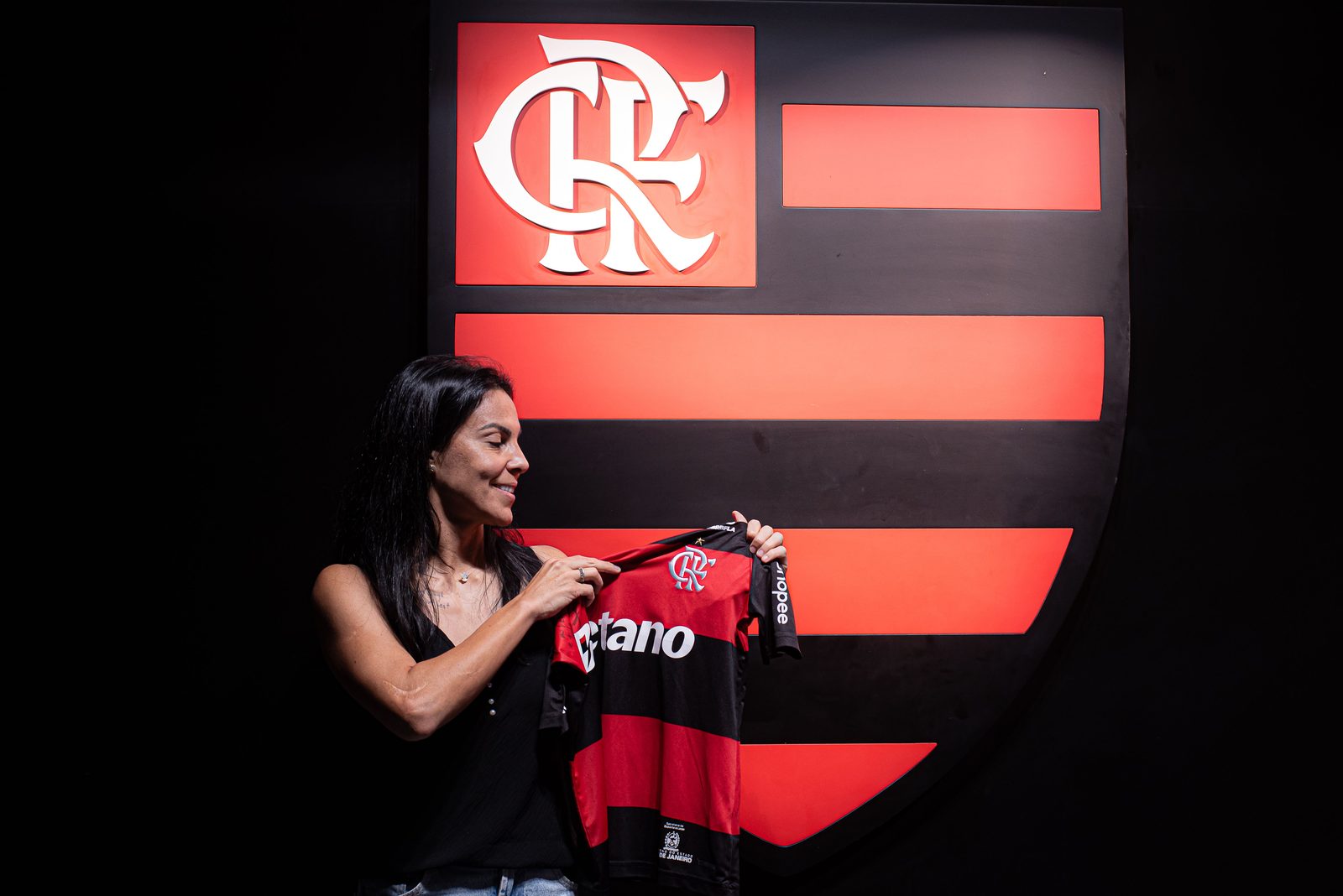 Thaisa Moreno com a camisa doada ao Patrimônio Histórico do Flamengo, na Gávea