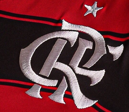 O escudo do Flamengo na camisa atual: peça igual a essa foi doada por Thaisa ao acervo do clube