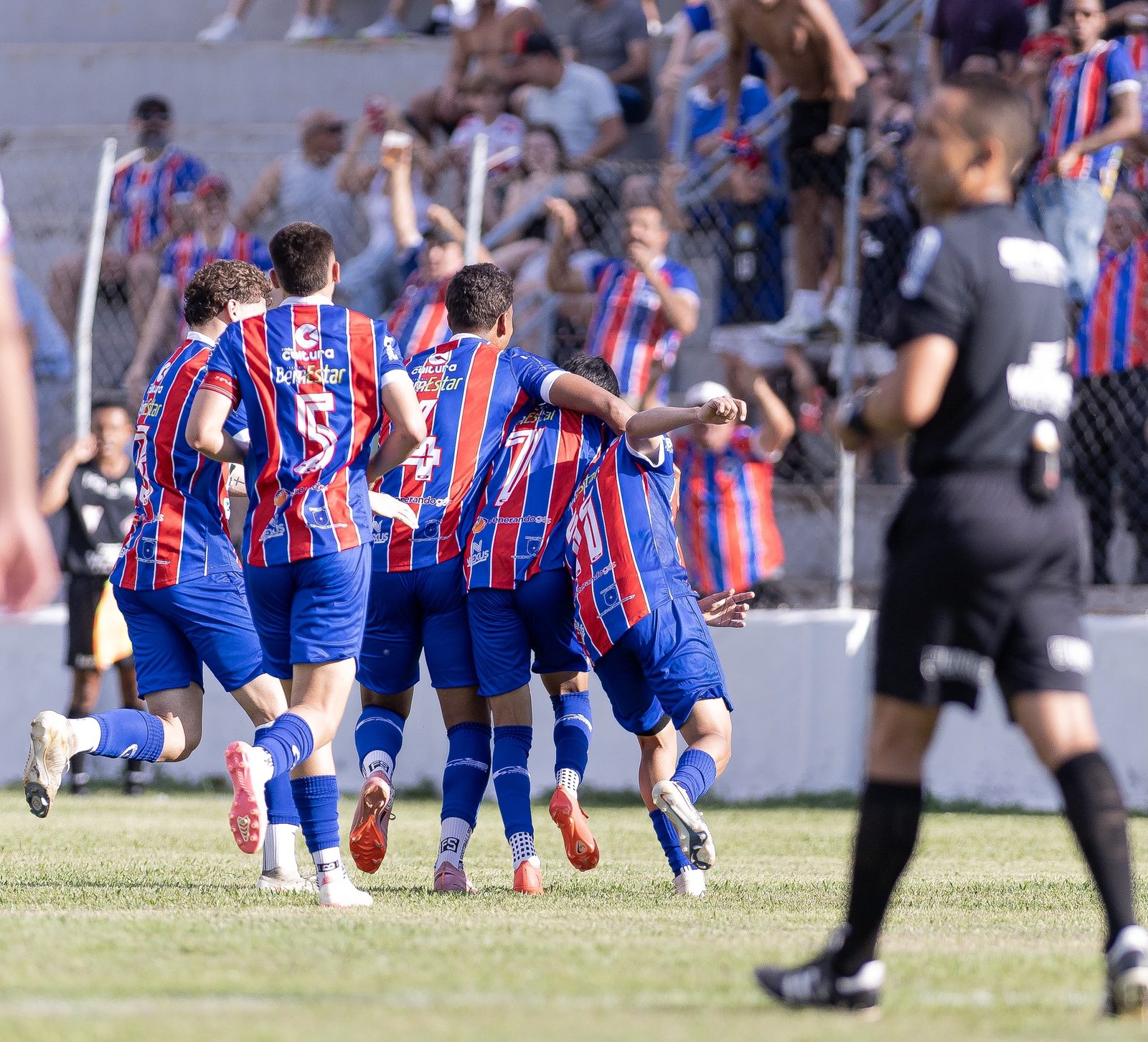 Jogadores do Nova Lavras comemoram gol na vitória por 3 a 0 sobre o Novo Esporte, no Juventino Dias
