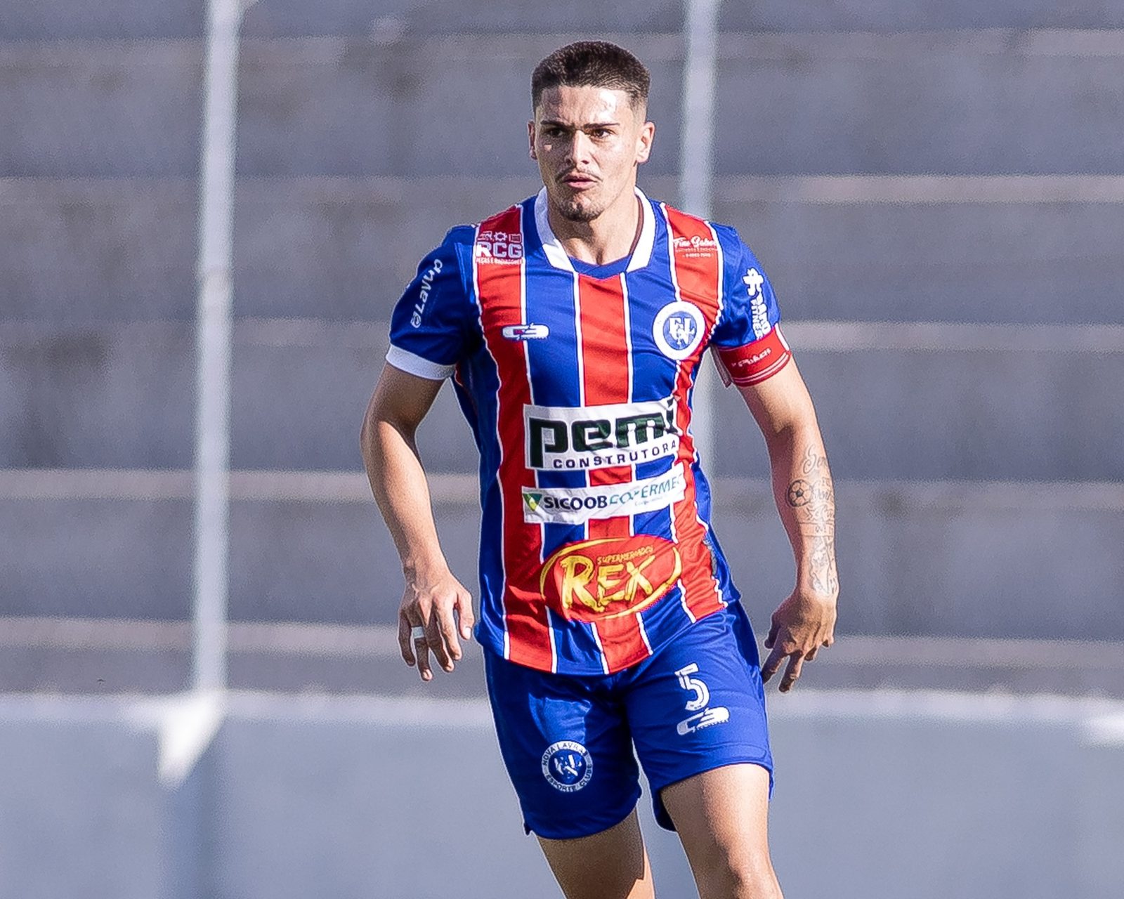 O capitão Caio, camisa 5, em campo contra o Novo Esporte